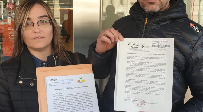 Presentació escrit a l’ajuntament de Lleida i recollida de signatures per reubicació barbacoes