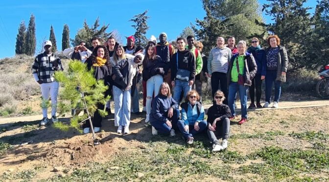 Hem plantat arbres a la pujada del Turó de Gardeny